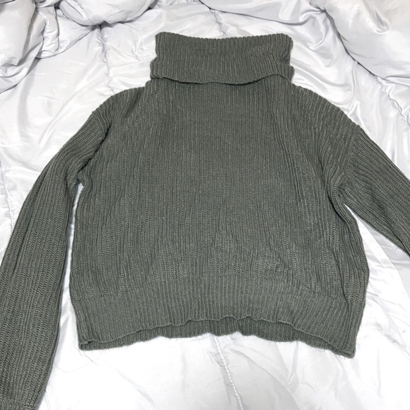 Drop shoulder green turtle neck knitted sweater size medium - Picture 1 of 3